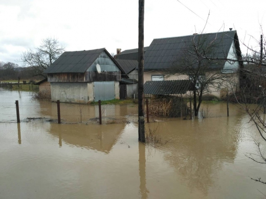 У Тячівському районі на початку с.Вонігово річка Теребля прорвала близько 150 метрів дамби й вилилася на територію села.
