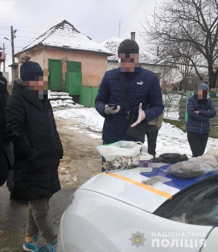 На Ужгородщині поліція викрила жительку обласного центру Закарпаття на зберіганні наркотиків. З фігуранткою працює поліція.