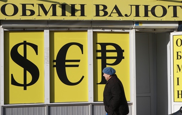 За кілька годин курс долара в київських обмінниках зріс на 10 копійок, а на міжбанку наближається до 28 гривень
