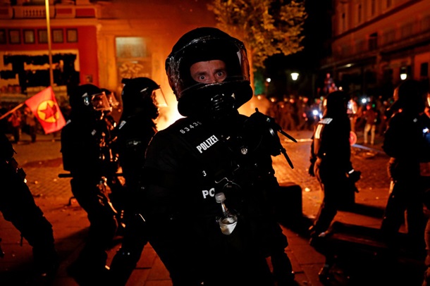 74 поліцейських постраждали під час зіткнень з антиглобалістами в Гамбурзі.

