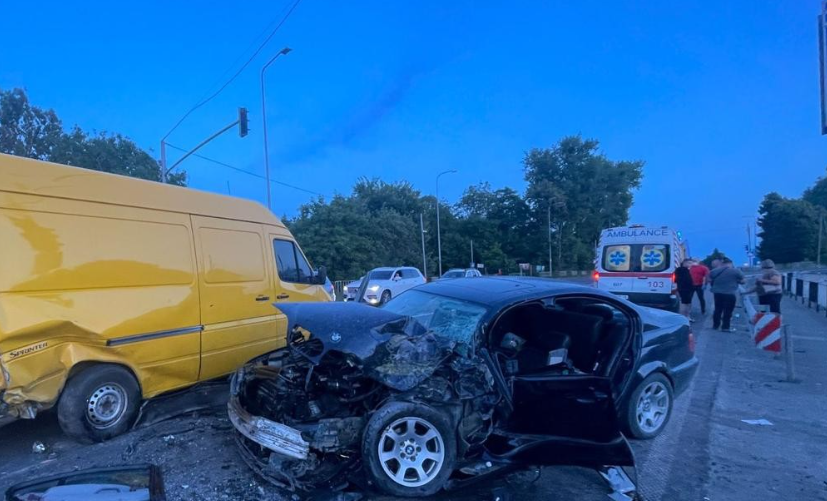 Страшна ДТП на трасі «Київ-Чоп»: водій BMW потрапив у реанімацію після зіткнення з мікроавтобусом (ФОТО)
