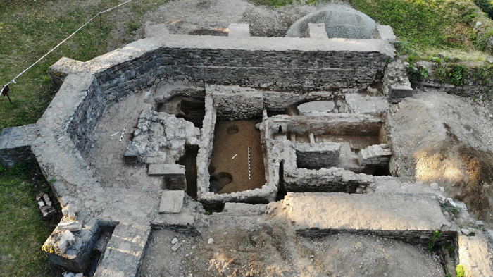 Під руїнами старої римо-католицької церкви святого Юрія в Ужгороді археологи знайшли поховання шляхтича XVII століття.