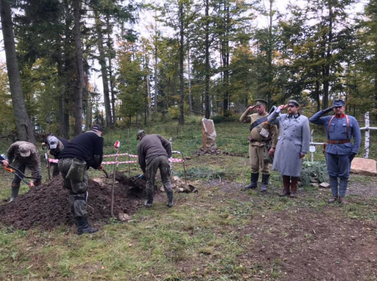 Упорядкуванням поховання загиблих військових займаються польські та українські волонтери.