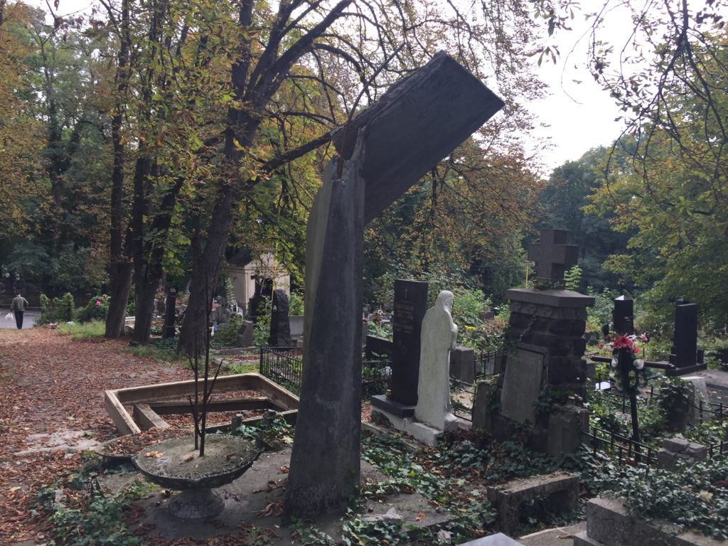 На ужгородському цвинтарі “Кальварія” не витримав випробувань часом масштабний пам’ятник. 