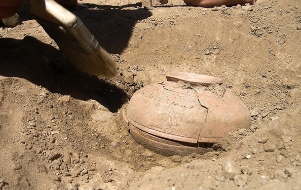 Гробницю з глечиком, іншим посудом і нефритовими мечами археологи знайшли в ході реконструкції міста Саньменься в провінції Хенань.
