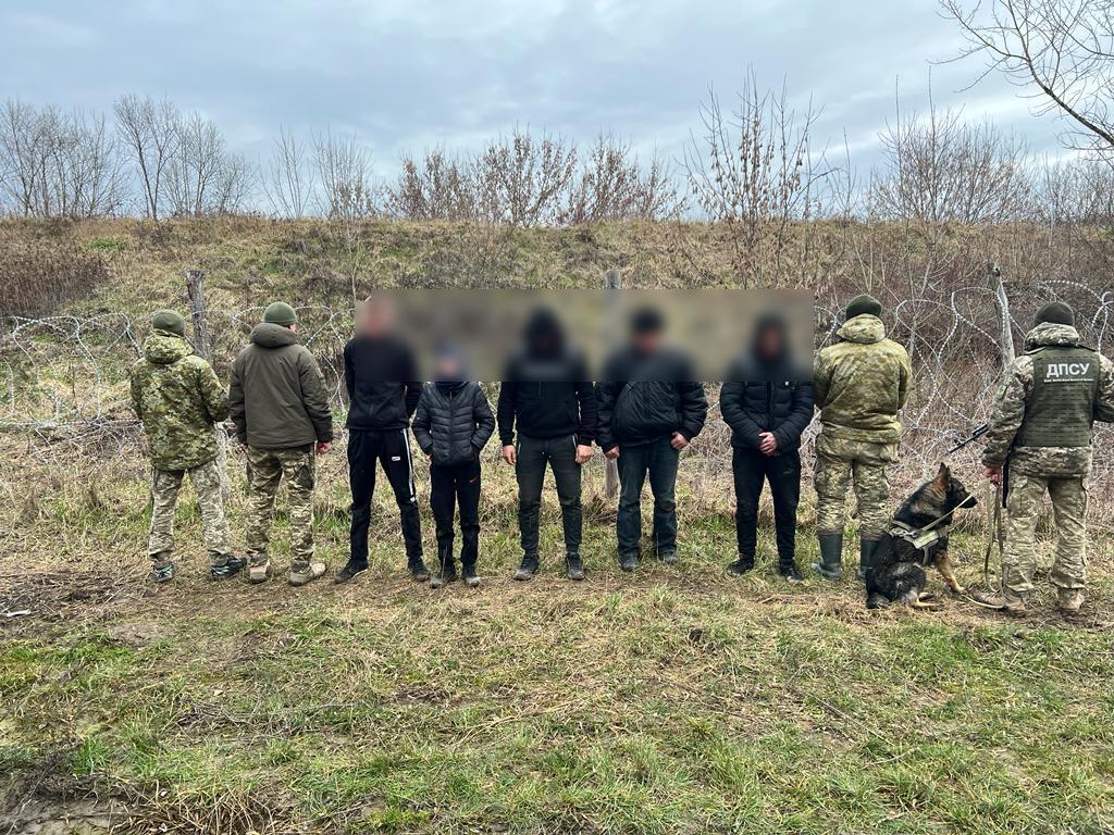 П’ятьох чоловіків, які планували незаконно перетнути кордон річкою Тиса, затримали учора прикордонники Мукачівського загону.