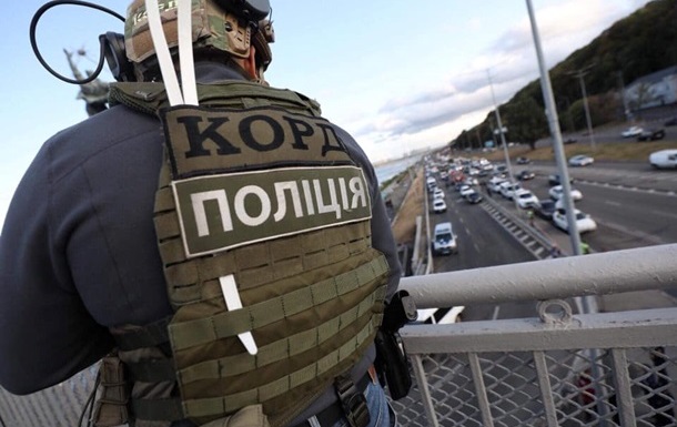 У Києві чоловік кілька годин погрожував підірвати міст Метро і стріляв по дронах і силовиках. 