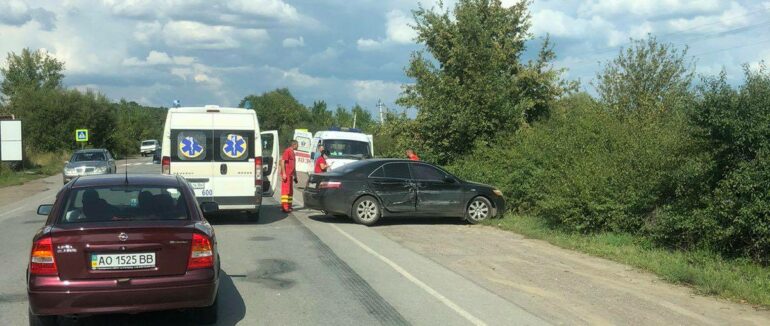 Сьогодні близько 16:15 біля повороту на село Дерцен, що на Мукачівщині трапилась аварія.


