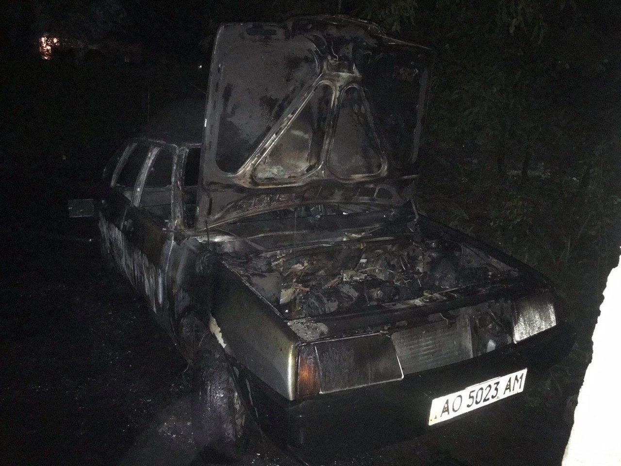 Сегодня ночью в Ужгороде горел автомобиль ВАЗ-2109. 