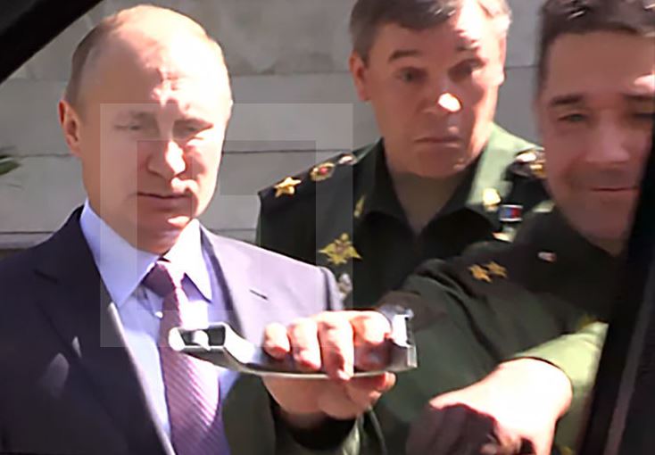 Курйозний інцидент стався під час того, як президент Росії Володимир Путін 12 травня оглядав у Сочі нову військову техніку.
