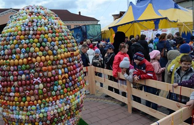 В Тячеве по традиции накануне Пасхи установят на Почтовой площади большую писанку, украшенную обычными пасхальными яйцами