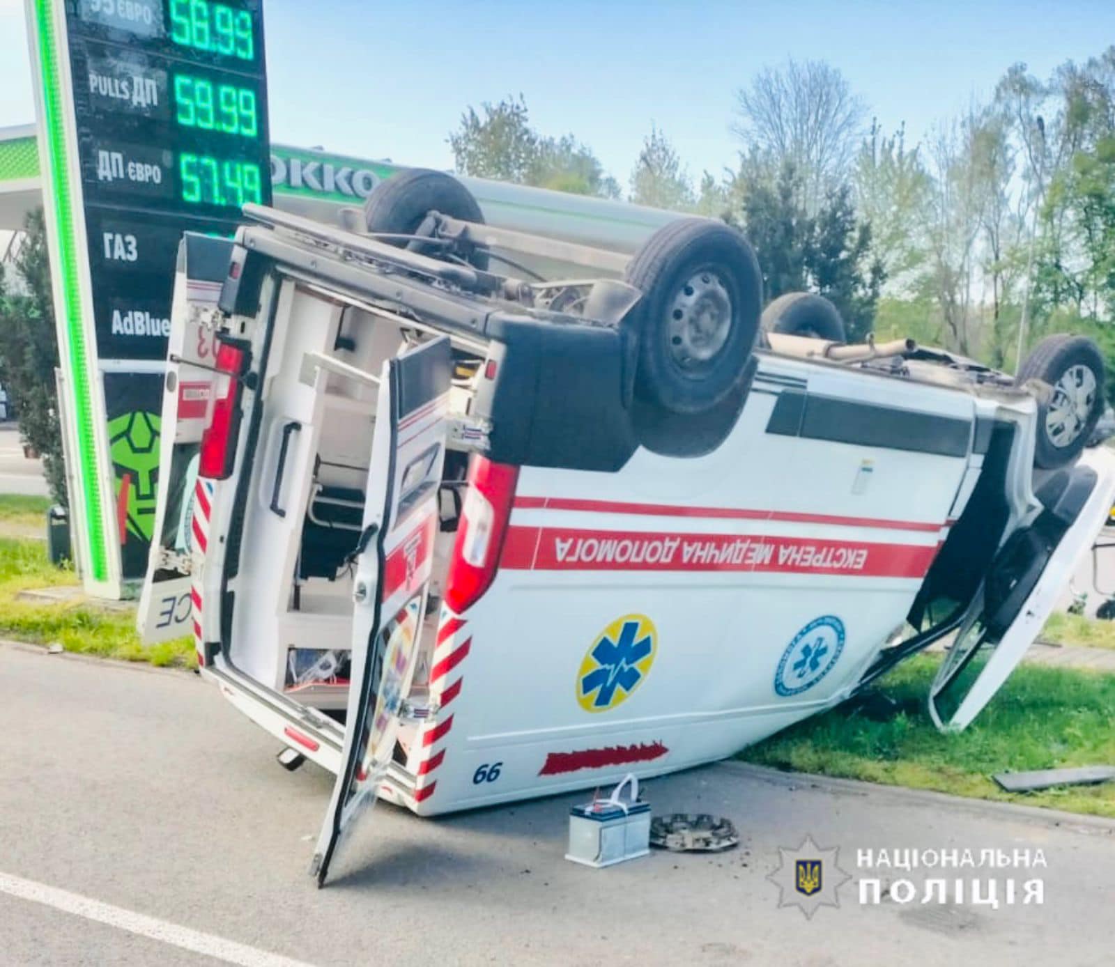 Машина перевернула скорую помощь: подробности страшной аварии (ФОТО) |  Голос Карпат