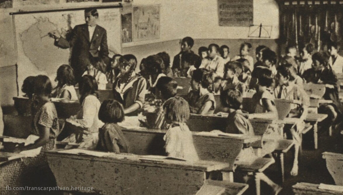 Школа для цыганских детей была открыта в Ужгороде 22 декабря 1926 года. 