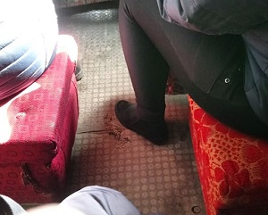 У маршрутці Хуст - Тячів замість сидінь пасажири сидять на пуфіках.