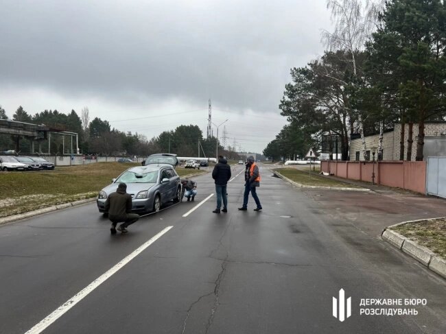 У Вараші, що на Рівненщині, вранці 13 березня сталася ДТП за участі військового. Чоловік, який перебував за кермом автівки, збив пішохода.