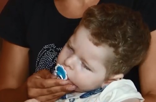 2-річний Адамчик із с. Велика Копаня, що на Виноградівщині, не сидить, не вміє ходити і навіть тримати голівку. Після народження йому поставили жахливий діагноз ДЦП.
