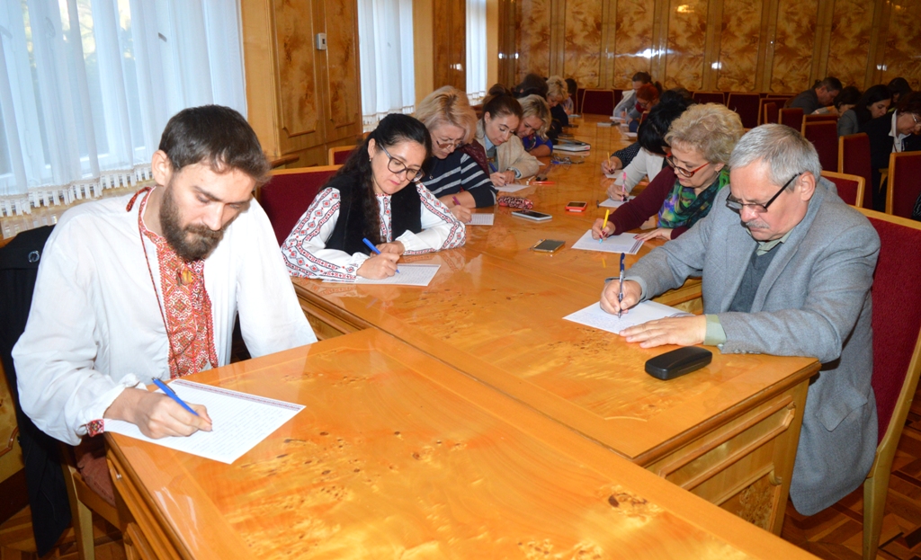 У п’ятницю, 9 листопада, у рамках Днів української писемності та мови Закарпаття долучилося до написання Всеукраїнського диктанту національної єдності.