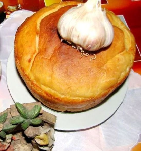 По традиции, на рождественском столе, среди прочих постных ужинов, должна быть странная – высокий торжественный хлеб округлые формы.