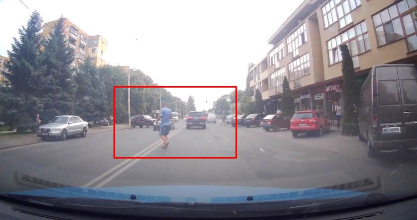 Виходять під колеса: в Ужгороді водії скаржаться на пішоходів-порушників (ВІДЕО)