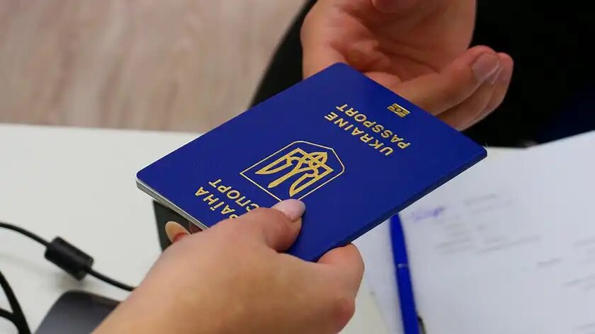 На некоторые группы людей не распространяется запрет на получение паспортов для выезда за границу.