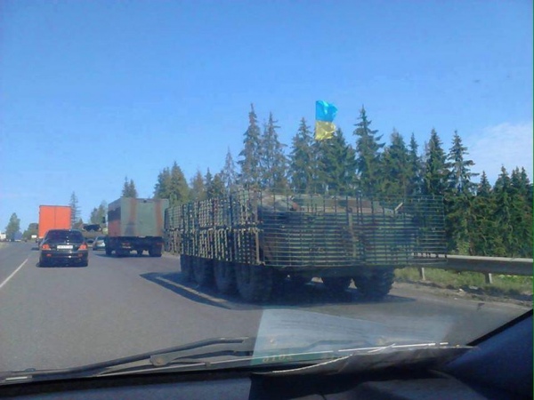 В мережі оприлюднили відео колони військової техніки, яка рухається в бік Мукачева / ВІДЕО