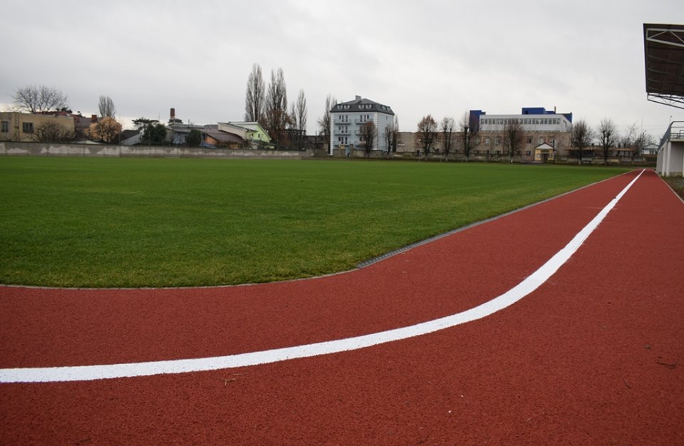 В Ужгороді на стадіоні "Автомобіліст" завершили реконструкцію легкоатлетичних доріжок