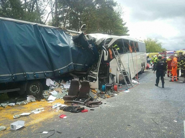 У понеділок на головній трасі в західній Словаччині сталася аварія між автобусом і вантажівкою, загинула одна людина і десятки постраждали.