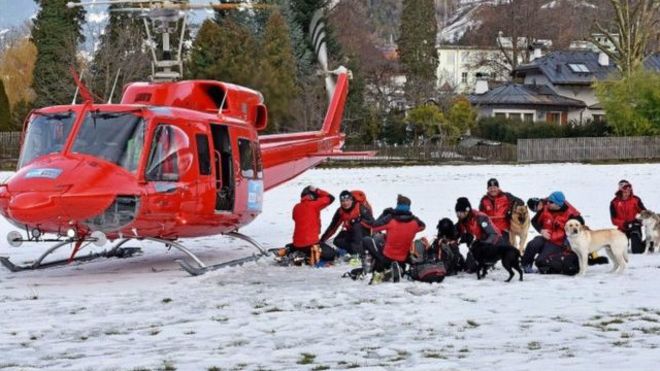 П'ятеро чеських лижників загинули внаслідок сходження снігової лавини в австрійських Альпах. Лавина поховала під снігом 12 людей.