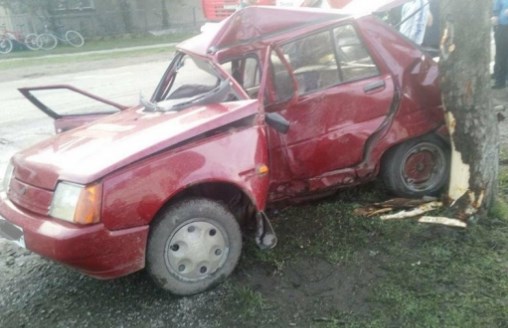 Поліція Тячівщини встановлює всі деталі та обставини автомобільної аварії в смт. Солотвино.
