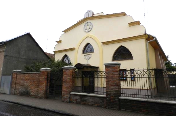 Колись в Берегові було шість синагог, включно з Великою, яку в 1960-х спотворили при перебудові в нинішній Будинок культури. 