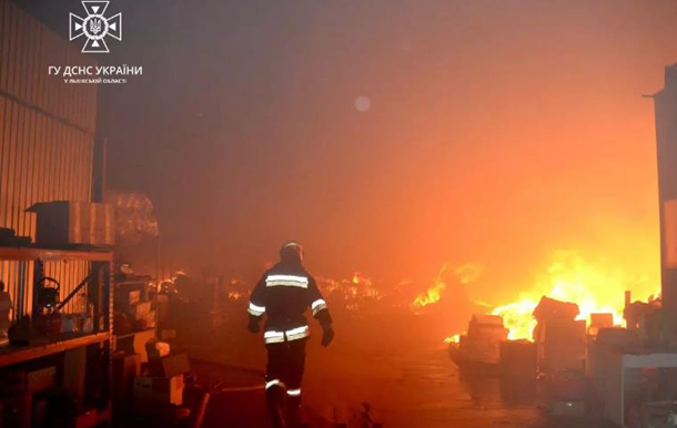 У Львові сталася масштабна пожежа на складі побутової хімії.