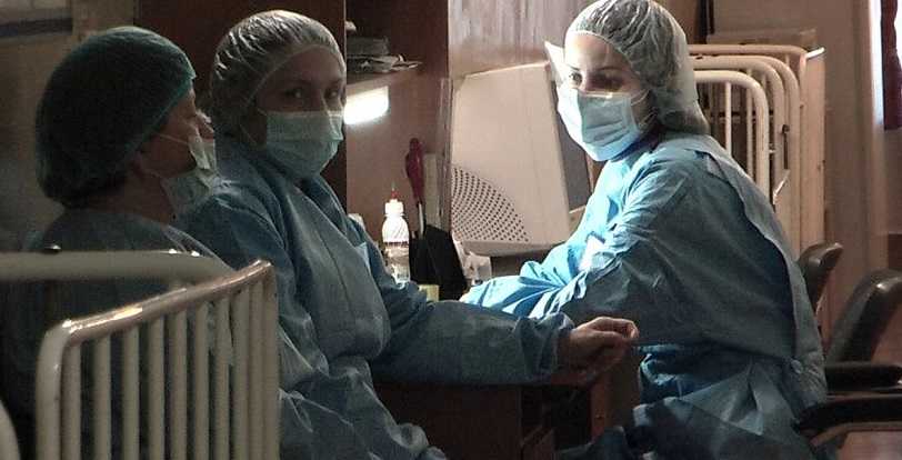 Это врачи, медсетри, которые контактировали с семьей из Ужгорода в которой обнаружили коронавірусну инфекцию.