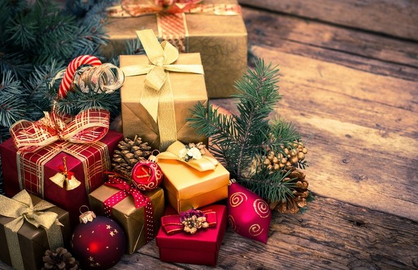 За даними соцопитування, майже половина населення України планує подарувати близьким та рідним на Новий рік солодощі, іще чверть – новорічні символіку й прикраси. 