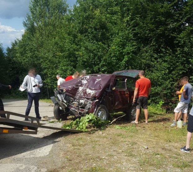 У селі Велятино Хустського району 86-річний водій автомобіля «Нива» не впорався з керуванням і зіткнувся з деревом. 