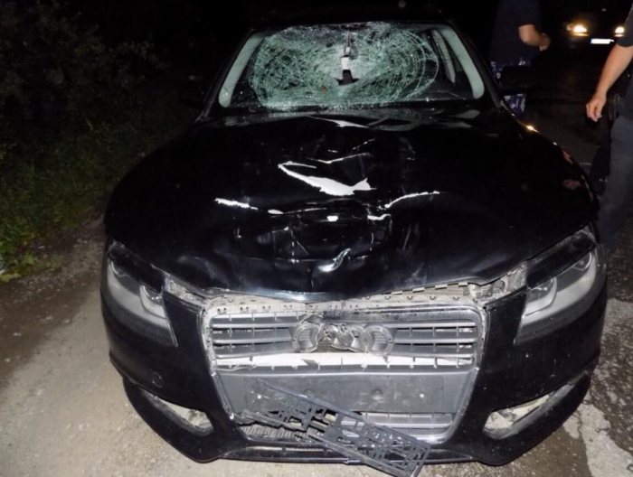 На відрізку дороги Хуст-Бороняво сталася дорожньо-траспортна пригода. Водій автомобіля «Audi A4» здійснив наїзд на пішохода. Потерпілий загинув на місці аварії. 