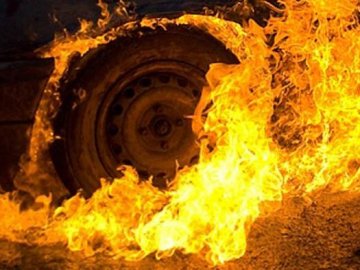 Вчера в Мукачево на улице Данило-Халицкого загорелся автомобиль Mercedes-Benz E320.  