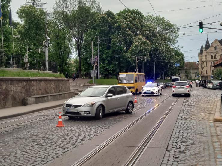 -річна дівчинка потрапила під колеса автомобіля: подробиці ДТП (ФОТО)