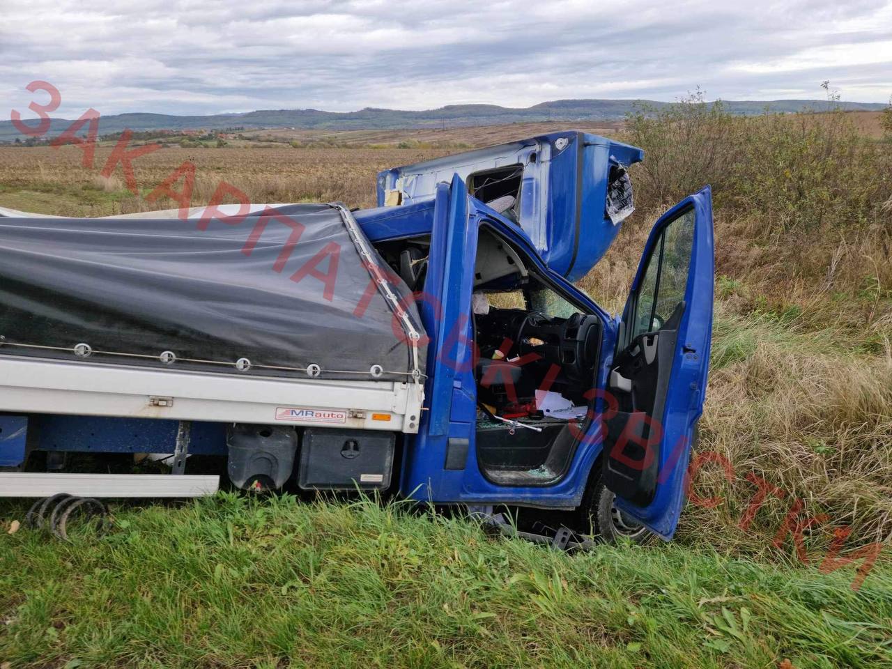 Карколомна автотроща на Закарпатті: на трасі зіштовхнулися три вантажівки та один легковик (ФОТО)