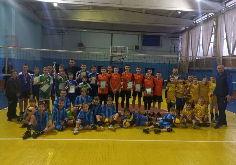 Недавно в Ужгородском СК «Юность» состоялся новогодний и рождественский турнир по волейболу среди юношей в 2010 и 2008 годах.