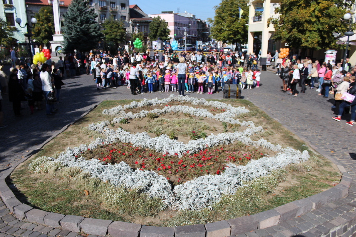 Сегодня в центре города по случаю Всеукраинского Дня дошкольника для малышей организовали праздник с участием воспитанников детсадов города.