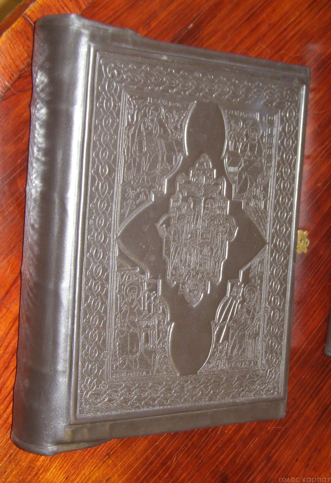 Закарпатські історики та мистецтвознавці створили факсимільне видання історичного фоліанту – найдавнішої книг України, написаної на папері.