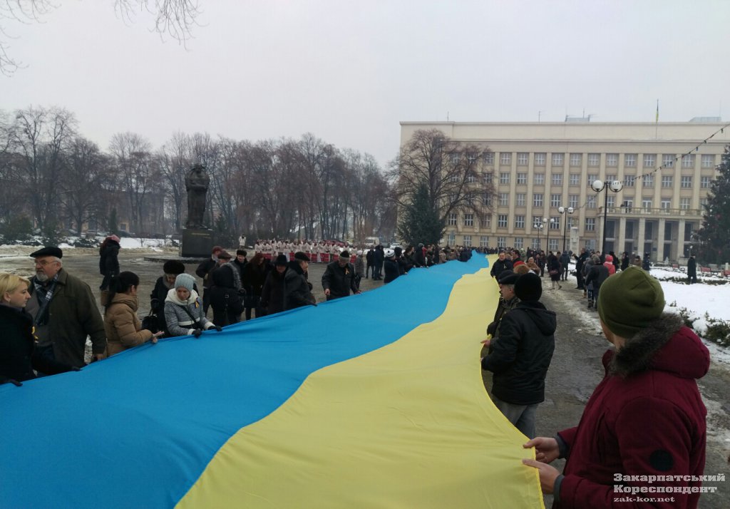 Сегодня, 22 января, в Ужгороде состоялись ряд мероприятий ко Дню Соборности Украины. Среди них – шествие со стометровым национальным знаменем и возложение цветов к памятникам выдающимся деятелям.