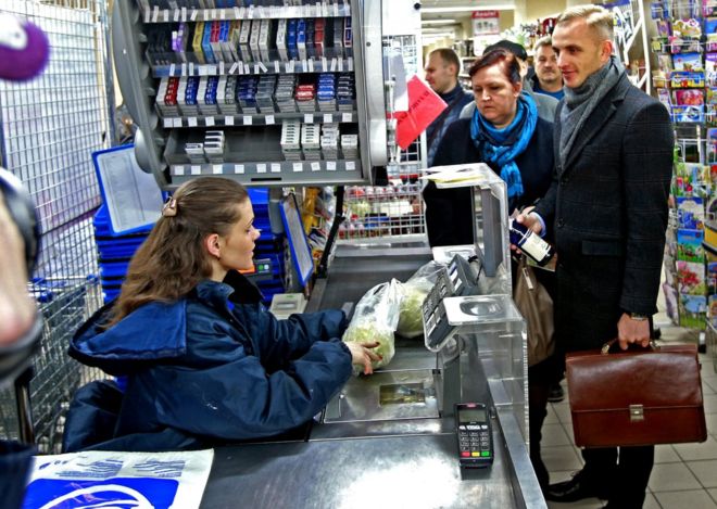 С началом 2017 года начинают действовать десятки новых норм законов, которые повлияют на жизнь многих украинцев - от существенного повышения акцизов на алкоголь до отмены налога с продажи валюты.