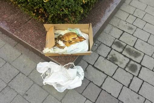 Сегодня утром на территории Ужгородского железнодорожного вокзала было найдено подозрительную коробку, завернуту в полиэтиленовый пакет. 