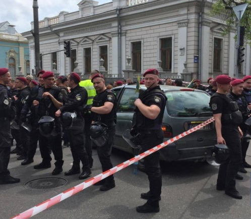 За попередньою інформацією, учасники акції намагалися перекрити рух на перехресті вулиць Шовковичної та Грушевського.
