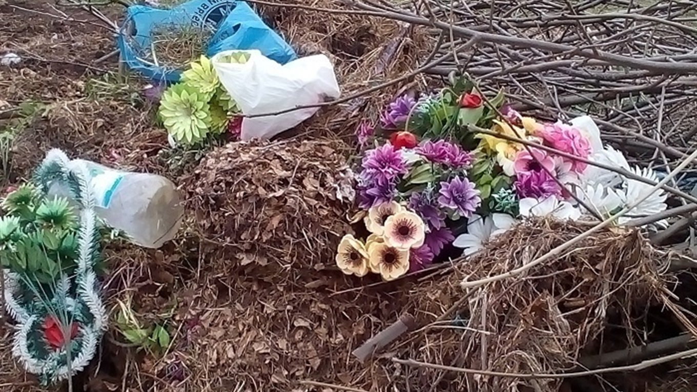 В Камянке запретили приносить искусственные цветы на кладбище.