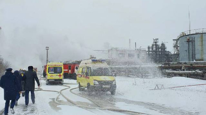 Уночі в російському місті Ангарськ Іркутської області прогримів вибух і спалахнула масштабна пожежа на нафтопереробному заводі, унаслідок чого 2 людини загинули і 5 постраждали. 