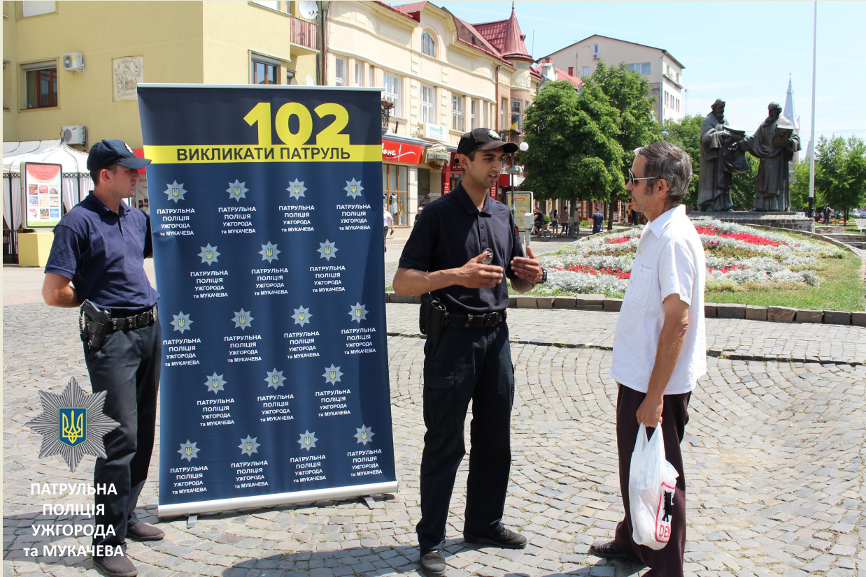В рамках рубрики «Feedback» с патрульной полицией правоохранители общались с гражданами на центральной площади города. 