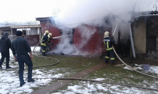 Спасателям удалось предотвратить распространение огня на жилой дом.