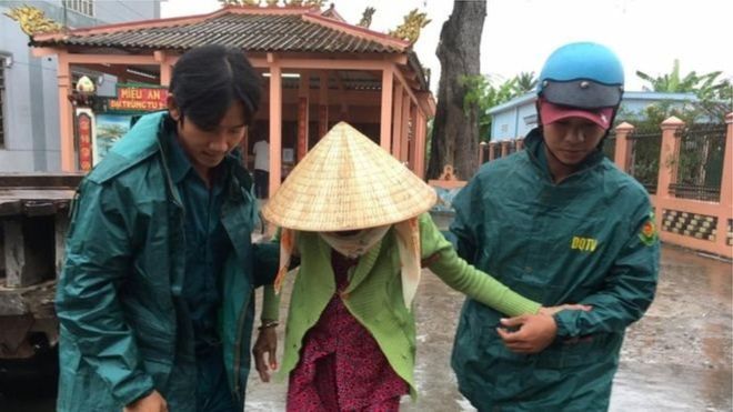 Близько мільйона людей будуть евакуйовані на півдні В'єтнаму, де має пройти руйнівний тайфун Тембін.

